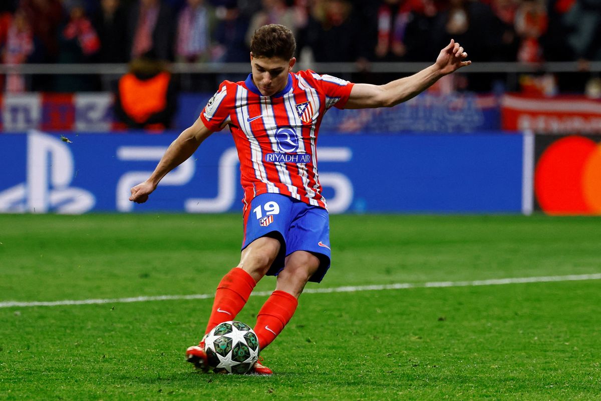 Soccer Football - Champions League - Round of 16 - Second Leg - Atletico Madrid v Real Madrid - Metropolitano, Madrid, Spain - March 12, 2025
Atletico Madrid's Julian Alvarez scores a penalty during the penalty shootout wich is later disallowed after a VAR review REUTERS/Susana Vera     TPX IMAGES OF THE DAY