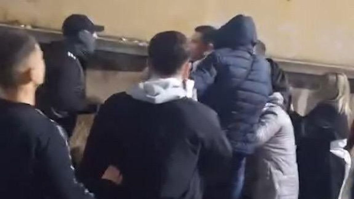 Videón, ahogy szidják, leöntik és megdobálják a polgármestert