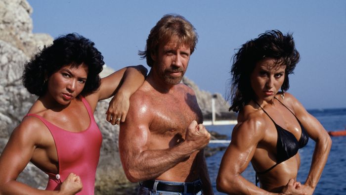 L'acteur américain Chuck Norris avec les vedettes du film Pumping Iron a Taormina, le 24 juillet 1985 en Sicile. (Photo by frederic meylan/Sygma via Getty Images)