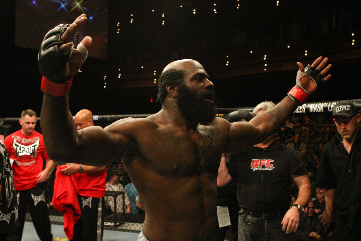 pusztakezes
LAS VEGAS - DECEMBER 5:  Kimbo Slice (grey shorts) def. Houston Alexander (black shorts) - Unanimous Decision during The Ultimate Fighter 10 Finale at The Pearl at the Palms on December 5, 2009 in Las Vegas, Nevada. (Photo by Josh Hedges/Zuffa LLC via Getty Images)