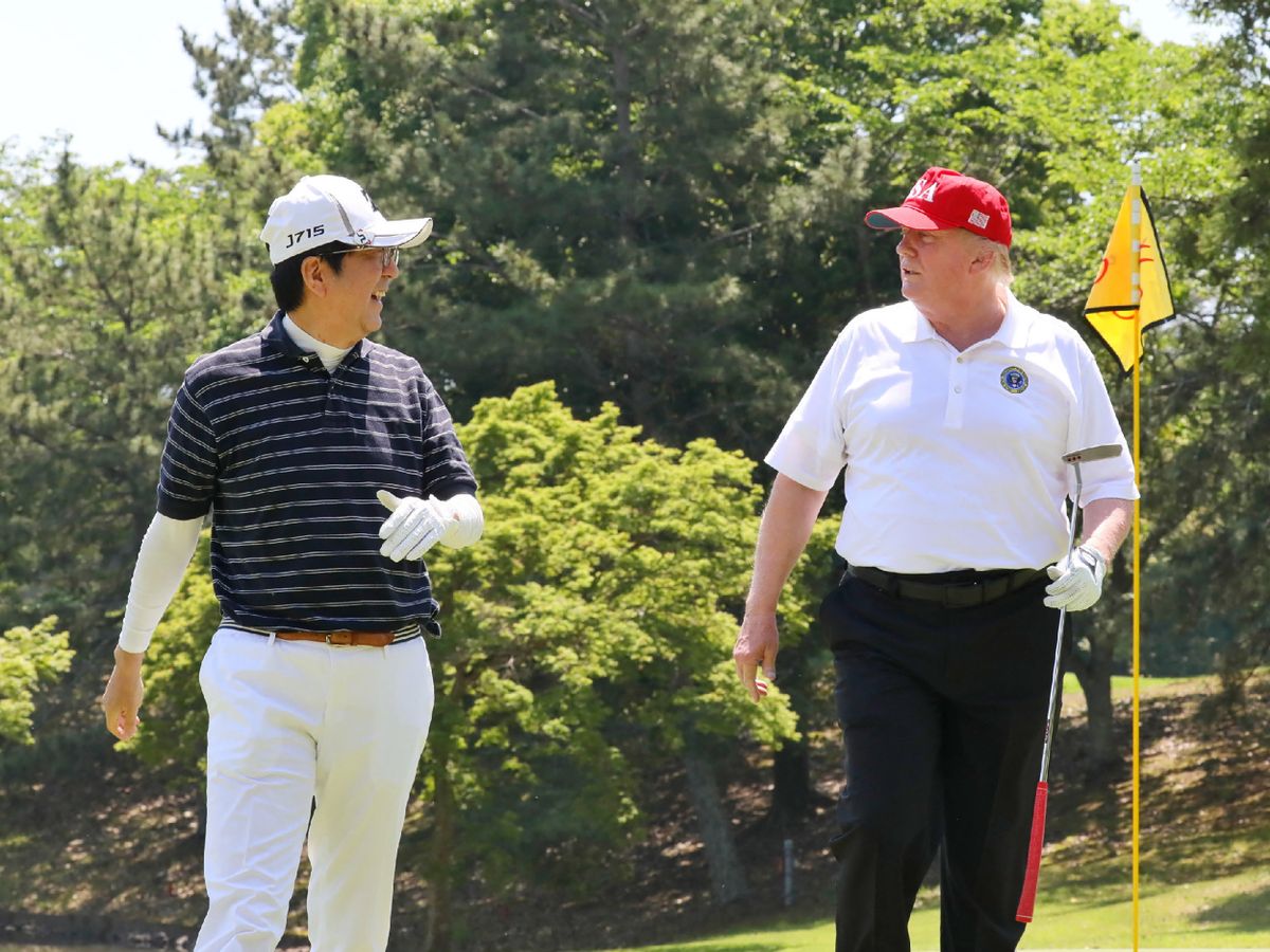 Donald Trump a légtér megsértése idején golfozott