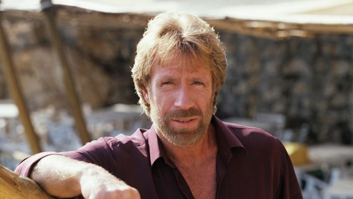 L'acteur américain Chuck Norris fait la promotion du film Pumping Iron a Taormina, le 24 juillet 1985 en Sicile. (Photo by frederic meylan/Sygma via Getty Images)