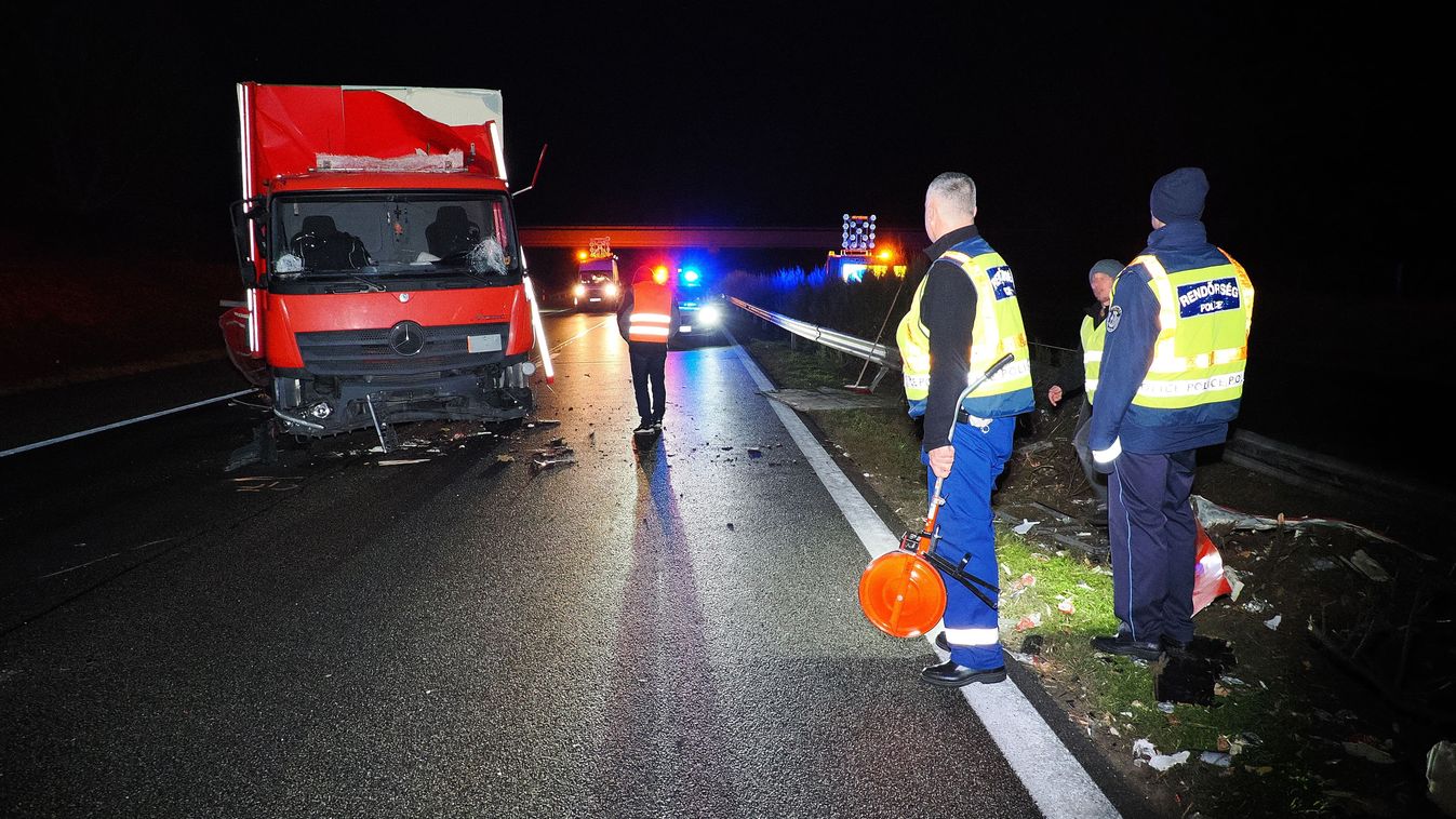 Kecskemét, 2024. november 20.
Sérült kamion az M5-ös autópályán, Kecskemét közelében 2024. november 20-án hajnalban. Egy Budapest felé tartó kisteherautónak hátulról nekiütközött egy kamion, ami miatt az előbbi az árokban állt meg, utóbbi az autópályán ma