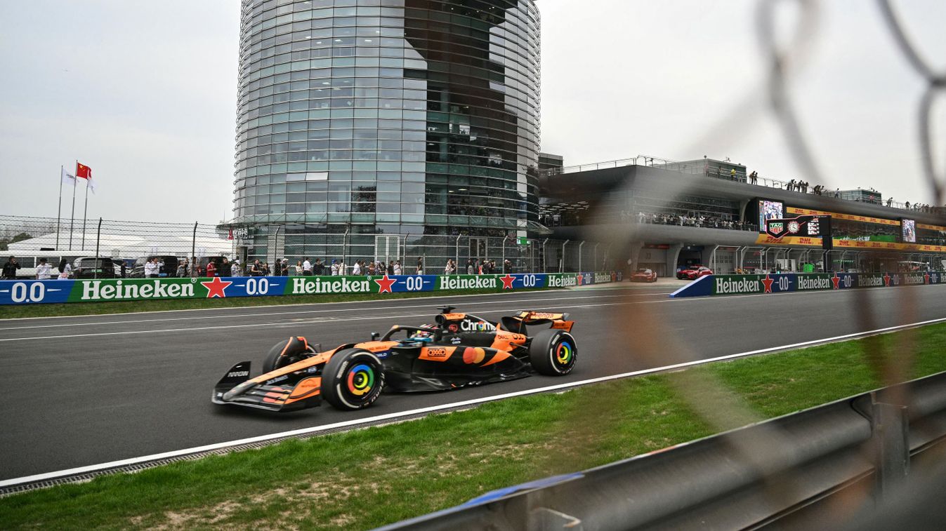 Leclerc eltalálta Hamiltont, a McLaren hasított Kínában