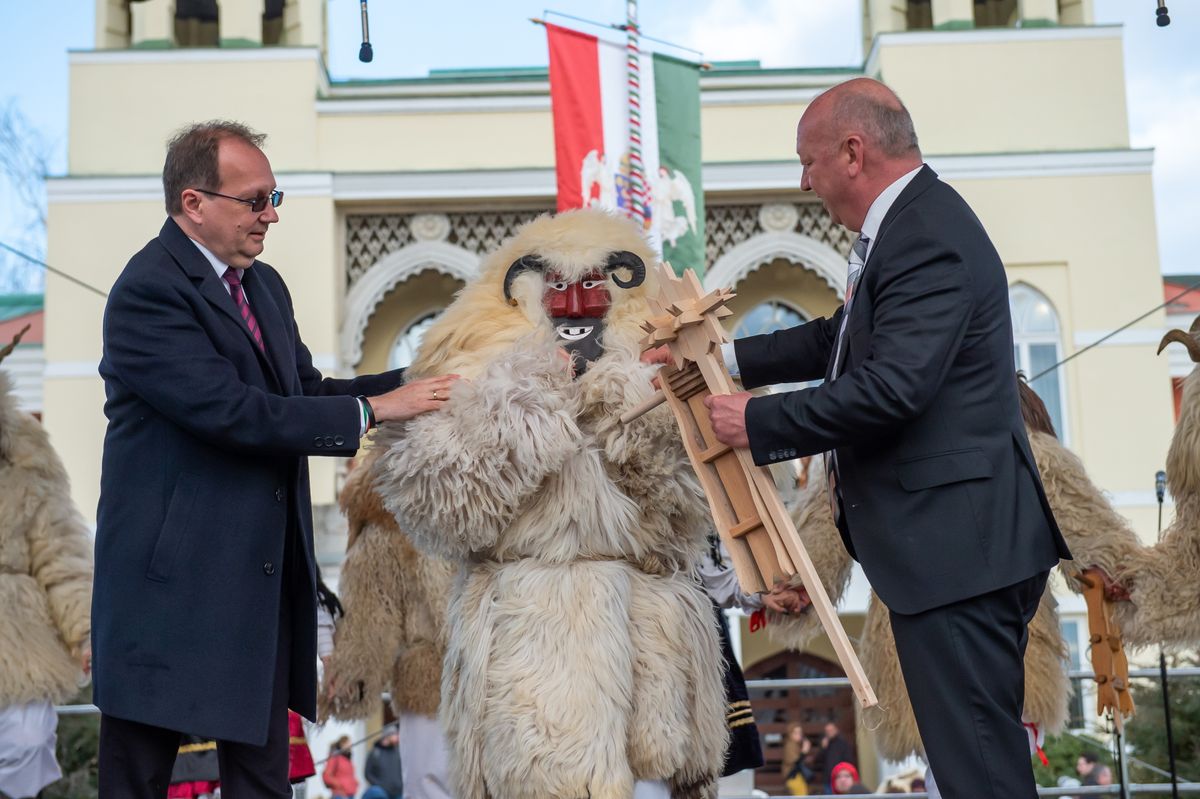 Mohács, 2025. március 2.
Hoppál Péter, a térség fideszes országgyűlési képviselője, a 2025-ös Magyar-török tudományos és innovációs év magyar programjainak előkészítéséért és lebonyolításáért felelős kormánybiztos (b) és Pávkovics Gábor polgármester (j) a mohácsi busójárás beavatási ceremóniáján 2025. március 2-án.
MTI/Kacsúr Tamás