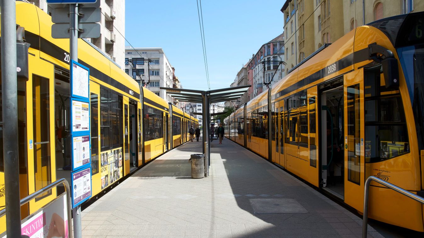 Közelekdés - Budapest - Villamosforgalom a Margit körúton
Róka László/Budapest, 2023. május 1.A Budapesti Közlekedési Központ (BKK) 4-es 6-os vonalán közlekedõ Siemens Combino Supra villamosok a Margit körút Mechwart liget megállójában.MTVA/Bizományosi: