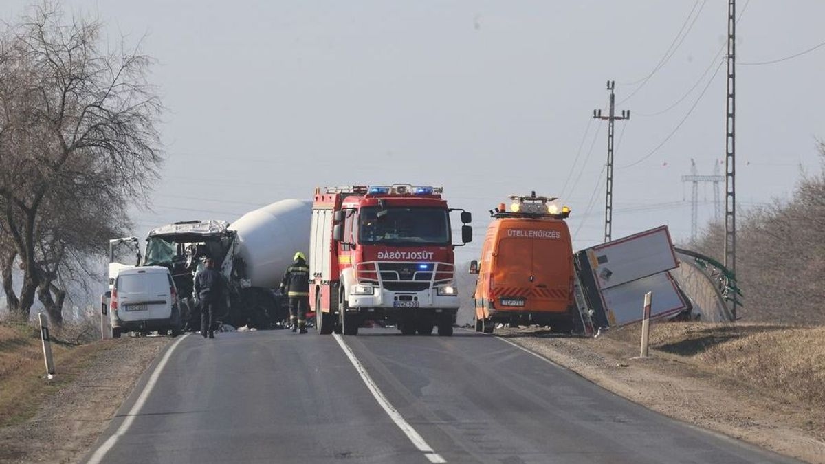 Halálos baleset: frontálisan ütközött két kamion Borsodban