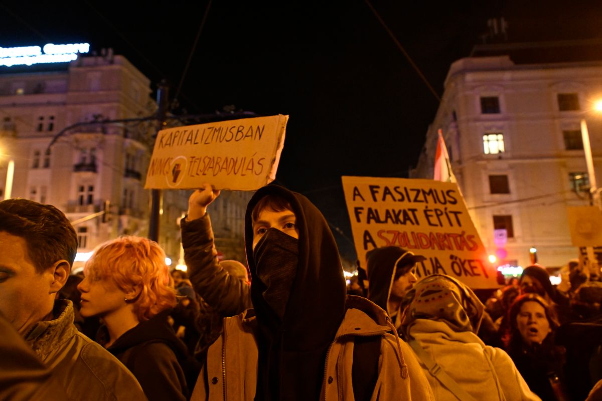 Budapest, 2025. március 18.
A Momentum felhívására a gyülekezési jog - az Országgyűlés által elfogadott - módosítása ellen tüntetők, miután a Parlament előtti Kossuth térről átvonultak a Margit hídra 2025. március 18-án.
MTI/Koszticsák Szilárd