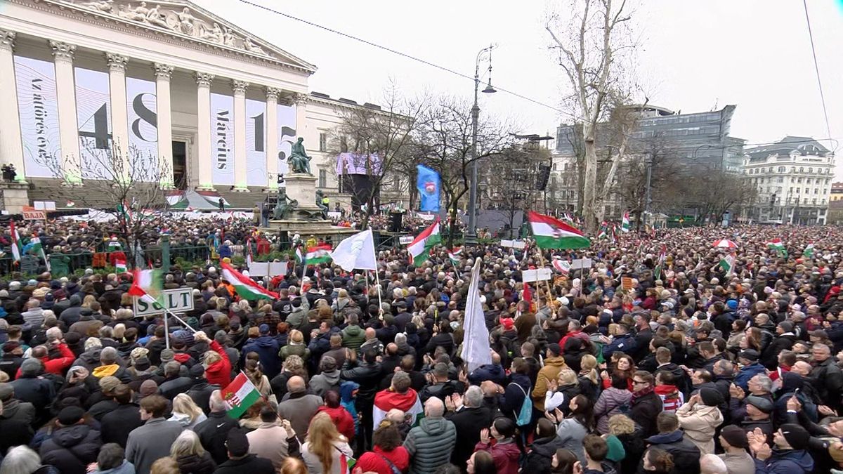 Síppal, trombitával – Tüntetők akarták megzavarni Orbán Viktor beszédét