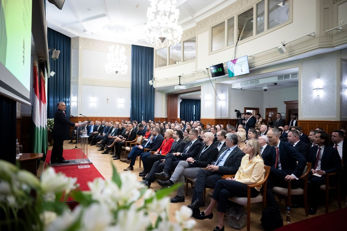 A Miniszterelnöki Sajtóiroda által közreadott képen Orbán Viktor miniszterelnök (b) beszédet mond a Külgazdasági és Külügyminisztériumban tartott Misszióvezetői Értekezleten 2025. március 24-én. MTI/Miniszterelnöki Sajtóiroda/Benko Vivien Cher