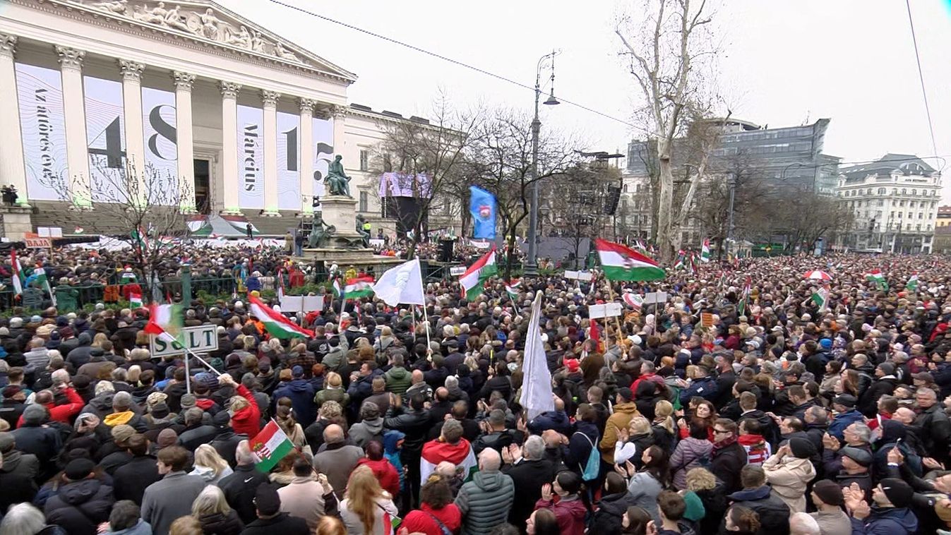 Budapest, 2025. március 15.
A videofelvételről készített képen résztvevők az 1848/49-es forradalom és szabadságharc 177. évfordulója alkalmából tartott állami díszünnepségen a Múzeumkertnél 2025. március 15-én.
MTI/MTVA