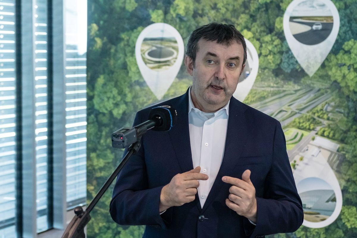 PAlkovics László Zalaegerszeg, 2025. február 28.Palkovics László mesterséges intelligenciáért felelős kormánybiztos beszédet mond a High-tech gyártási környezetben dolgozni képes munkaerő képzése és hatékonyság fejlesztése című workshop után tartott sajtótájékoztatón Zalaegerszegen, a ZalaZone Járműipari Tesztpályán 2025. február 28-án.MTI/Katona Tibor
