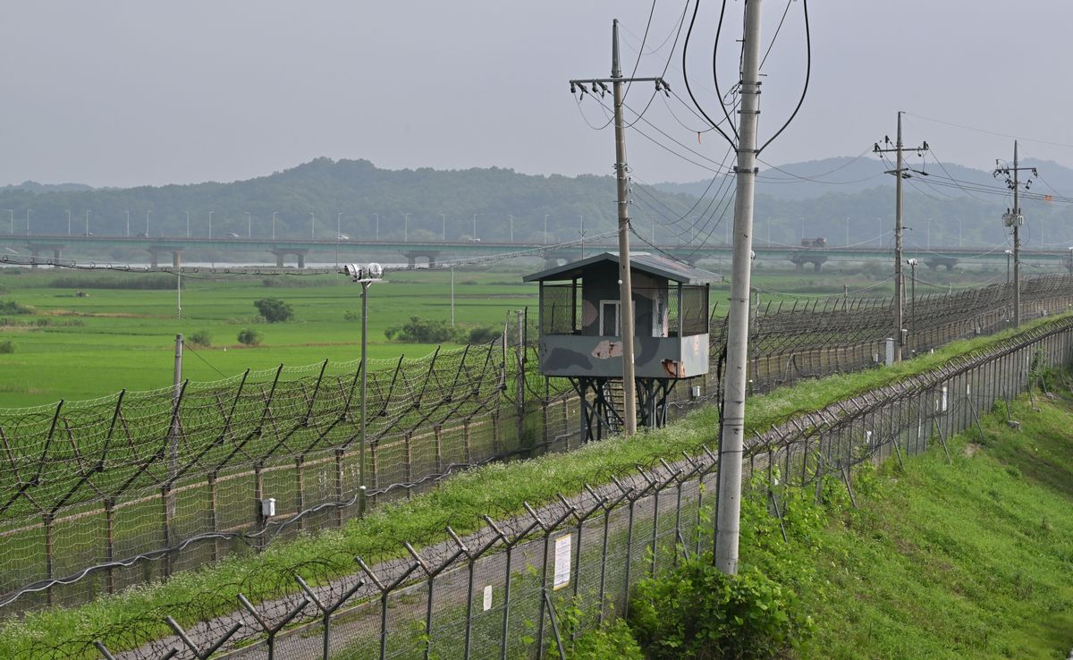 A két Korea között húzódó demilitarizált zóna egyik őrtornya és kerítése 2023. július 19-én
