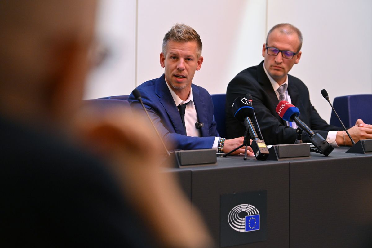 Strasbourg, 2024. július 16.
Magyar Péter, a Tisza Párt EP-képviselője (b) és Tarr Zoltán, a párt EP-delegációjának vezetője sajtótájékoztatót tart Strasbourgban a júniusi választások eredményeképpen létrejövő Európai Parlament (EP) alakuló ülésének napján, 2024. július 16-án.
MTI/Purger Tamás