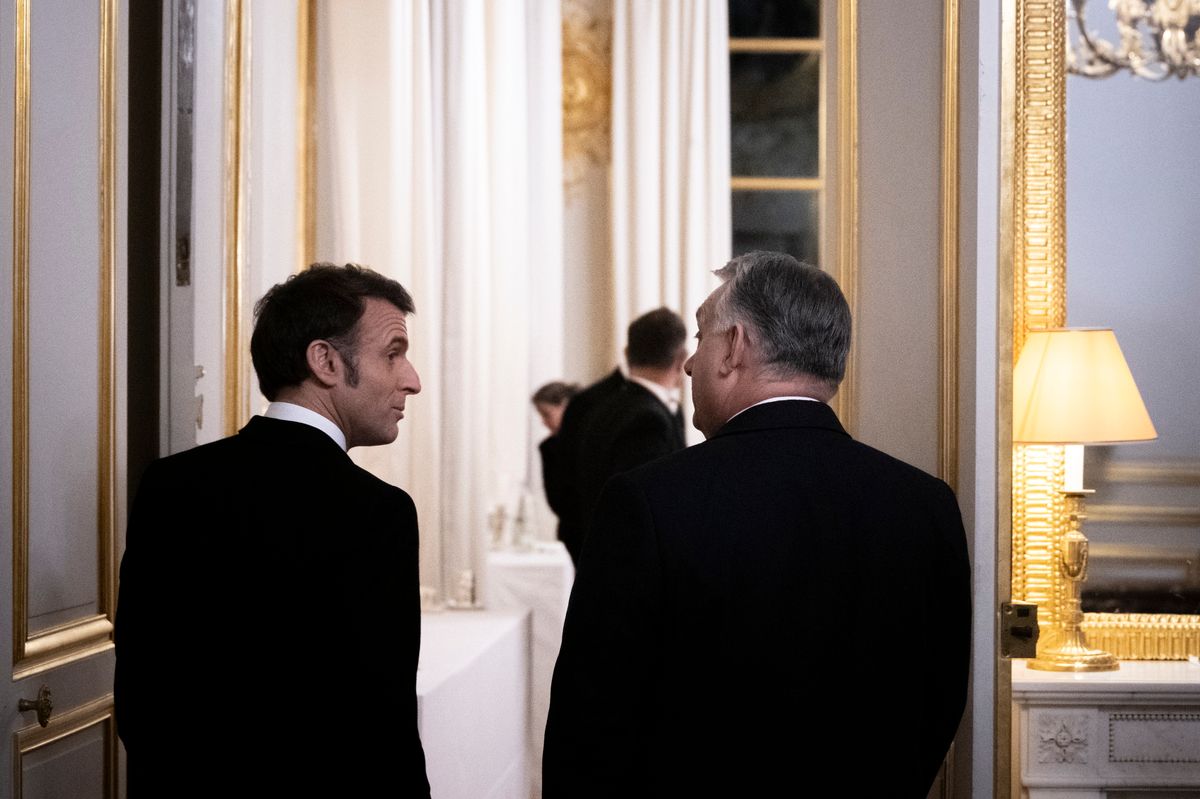 A Miniszterelnöki Sajtóiroda által közreadott képen Orbán Viktor miniszterelnök (j) és Emmanuel Macron francia elnök (b) találkozója a párizsi államfői rezidencián, az Elysée-palotában 2025. március 5-én (Fotó: MTI/Miniszterelnöki Sajtóiroda/Benko Vivien Cher)