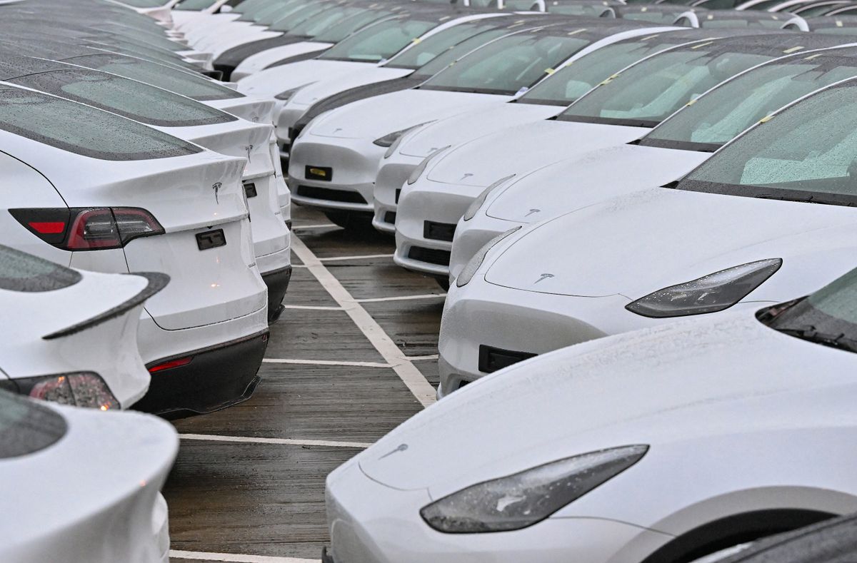 09 January 2023, Brandenburg, Schönefeld: New Model Y electric vehicles are parked in the early morning in a parking lot at Terminal 5 of the capital's Berlin-Brandenburg Airport. Due to space constraints on the site from the new plant of the U.S. electric car manufacturer Tesla in Grünheide, are several thousand new electric vehicles in the parking lots at the airport BER. Tesla currently employs, according to its own information, more than 7000 employees at the plant in Grünheide. Soon there will be 12000 employees at the Tesla Gigafactory Berlin-Brandenburg. With the planned expansion, there would then be even more. The current Tesla site covers around 300 hectares. Another 100 hectares are now being added. Photo: Patrick Pleul/dpa (Photo by PATRICK PLEUL / DPA / dpa Picture-Alliance via AFP)