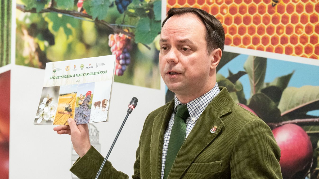 Budapest, 2025. január 6.
Nyitrai Zsolt, a miniszterelnök főtanácsadója bemutatja a 2025-ös agrárnaptárt A magyar gazdák 2025-ben is számíthatnak Magyarország kormányára! címmel tartott sajtótájékoztatón az Agrárminisztériumban 2025. 