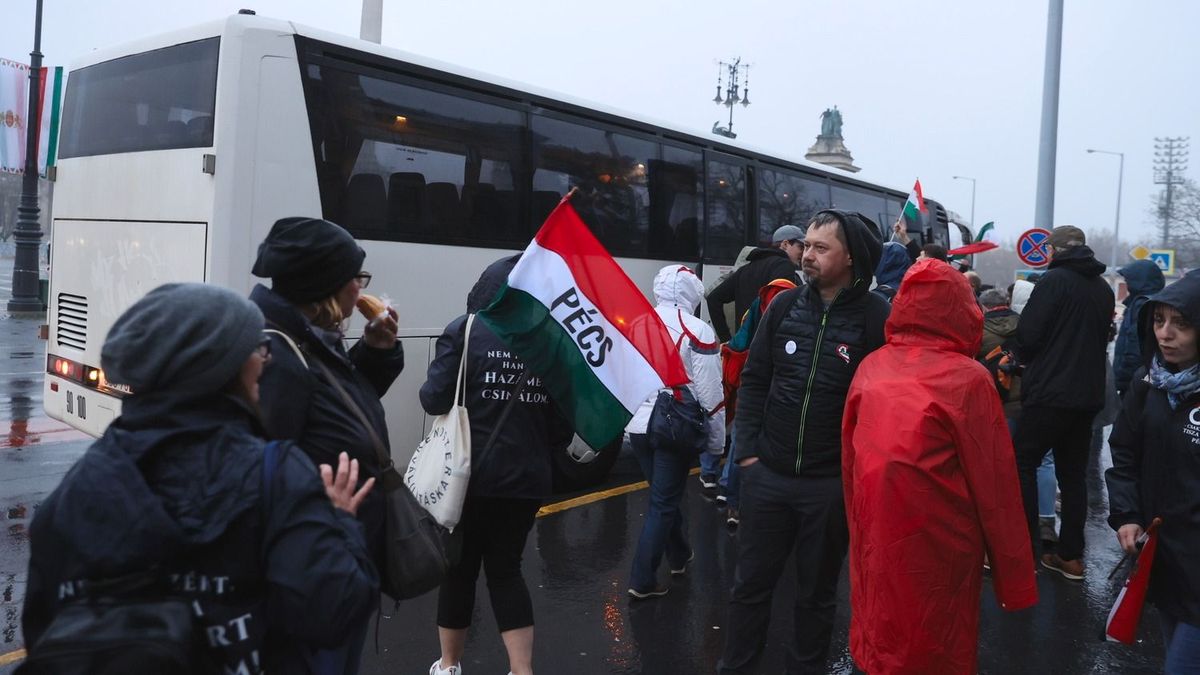 Buszokkal, tömegesen szállították az embereket a Tisza fővárosi rendezvényére