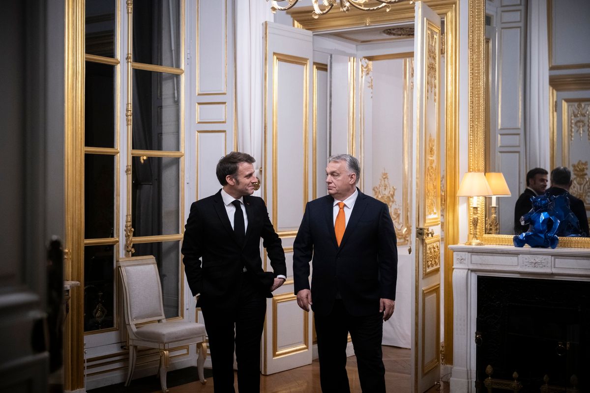 A Miniszterelnöki Sajtóiroda által közreadott képen Emmanuel Macron francia elnök (b) és Orbán Viktor miniszterelnök találkozója a párizsi államfői rezidencián, az Elysée-palotában 2025. március 5-én este (Fotó: MTI/Miniszterelnöki Sajtóiroda/Benko Vivien Cher)