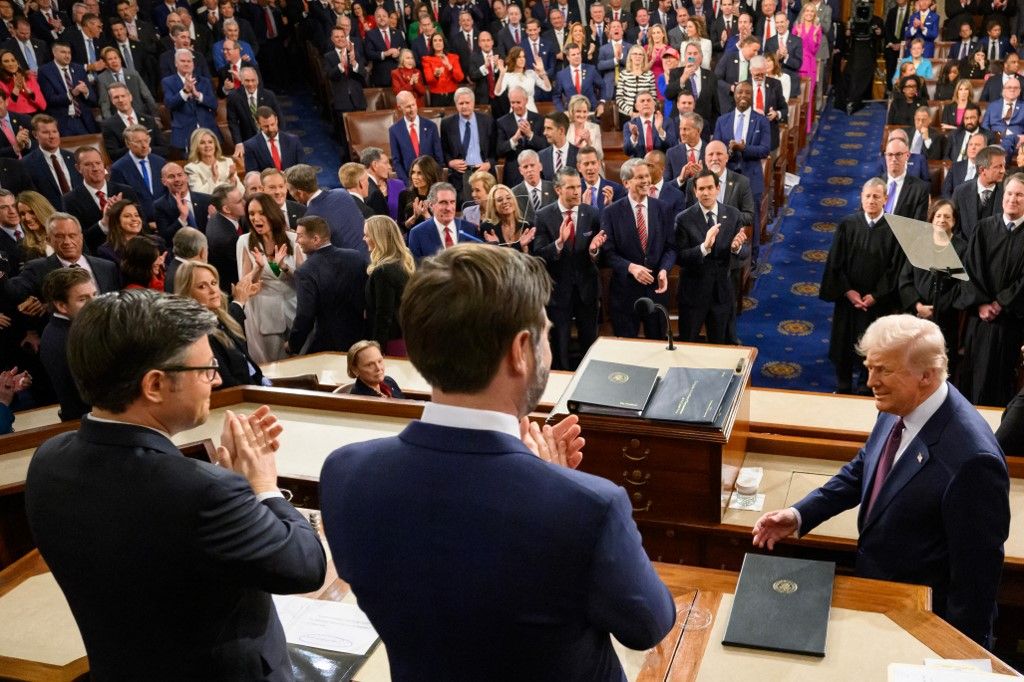 Donald Trump amerikai elnök köszönti J. D. Vance alelnököt (J) és Mike Johnson képviselőházi elnököt, amikor megérkezik, hogy elmondja beszédét (Fotó: AFP)