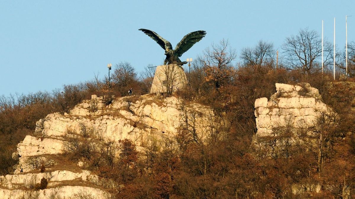 Magyarország tengeri emlékei közül a tatabányai Turul-emlékmű alatti fehér mészkősziklák egykor Afrika egyenlítői selfjén rakódtak le