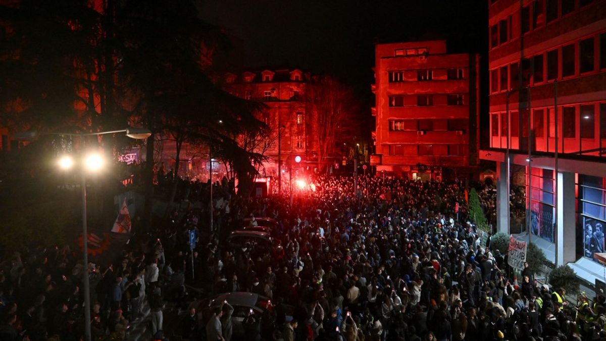 Szerbia: a közmédiát vették blokád alá a tüntetők, elszabadult a pokol + videó