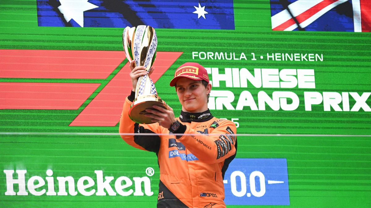 Leclerc eltalálta Hamiltont, a McLaren hasított Kínában