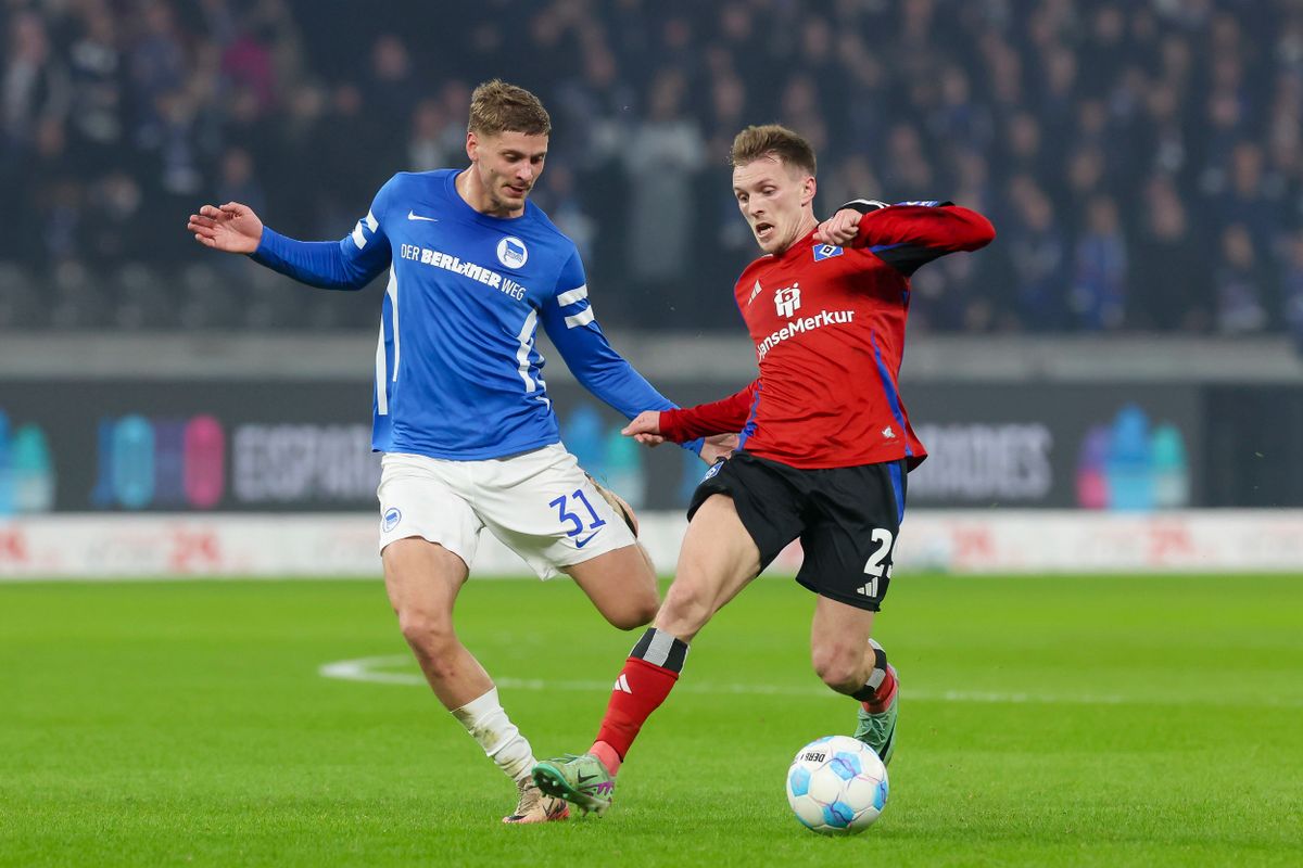 January 25, 2025, Berlin, Berlin, Germany: Marton Dardai (Hertha BSC Berlin) und Emir Sahiti (Hamburger SV) kaempfen um den Ball, 2. Bundesliga, Hertha BSC vs Hamburger SV, Olympiastadion am 25. January 2025 in Berlin, Deutschland. (Foto von Marco Steinbrenner/DeFodi Images)..Marton Dardai (Hertha BSC Berlin) und Emir Sahiti (Hamburger SV) battle for the ball, 2. Bundesliga, Hertha BSC vs Hamburger SV, Olympiastadion, January 25, 2025 in Berlin, Germany. (Photo by Marco Steinbrenner/DeFodi Images) DFB / DFL REGULATIONS PROHIBIT ANY USE OF PHOTOGRAPHS AS IMAGE SEQUENCES AND/OR QUASI-VIDEO. (Credit Image: © Marco Steinbrenner/DeFodi via ZUMA Press)