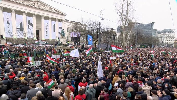 Budapest, 2025. március 15.
A videofelvételről készített képen résztvevők az 1848/49-es forradalom és szabadságharc 177. évfordulója alkalmából tartott állami díszünnepségen a Múzeumkertnél 2025. március 15-én.
MTI/MTVA