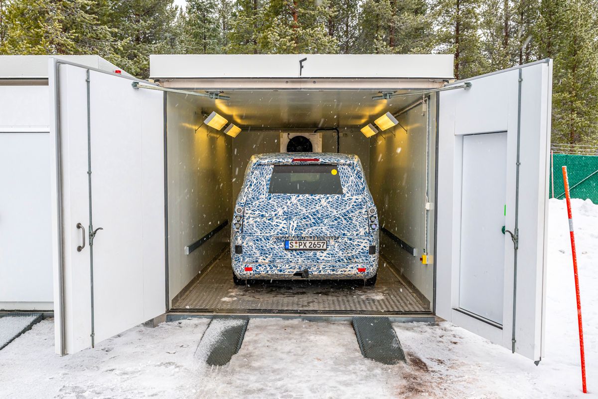 Neue Mercedes-Benz Großraumlimousinen meistern Wintererprobung am Polarkreis - Winter Testing Sweden VAN.EA-P 2025 

New Mercedes-Benz MPVs master winter testing in the Arctic Circle - Winter Testing Sweden VAN.EA-P 2025