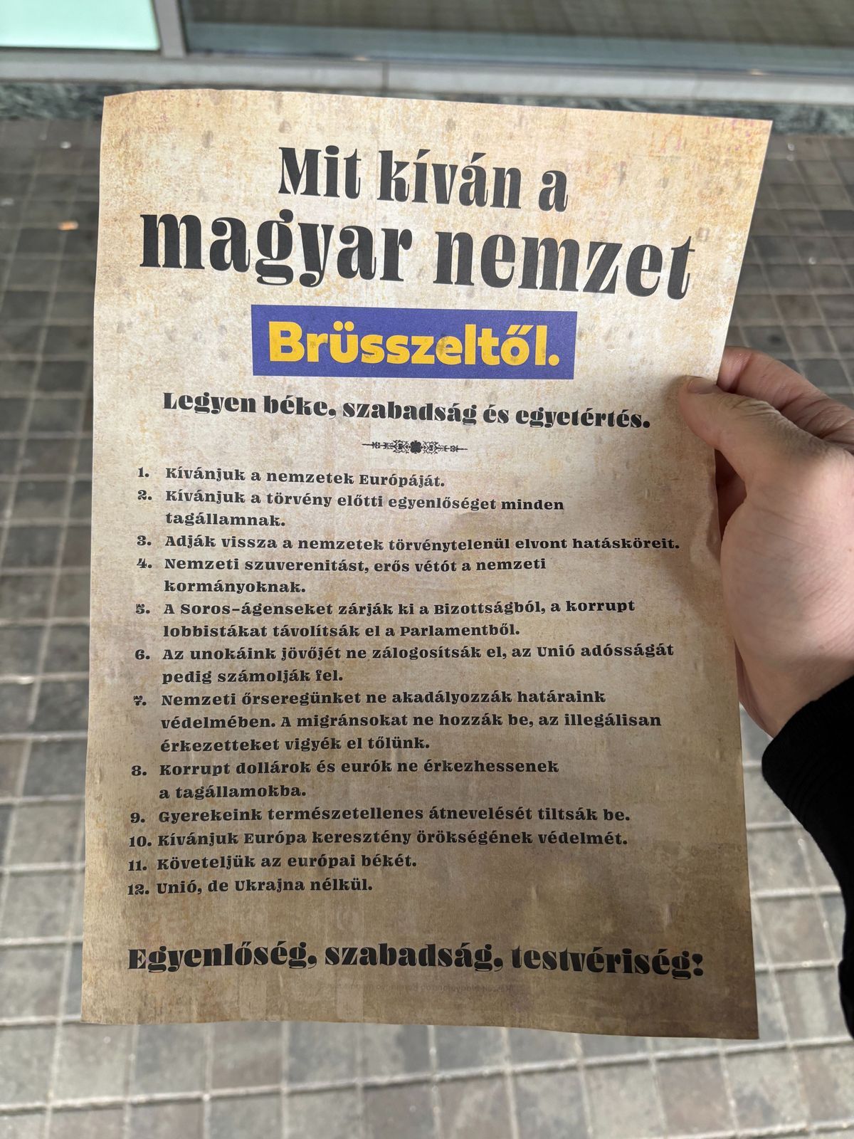 Orbán Viktor 12 pontját a Nemzeti Múzeumnál is osztogatják, 10.30-tól itt mond majd ünnepi beszédet a miniszterelnök. Fotó: Magyar Nemzet