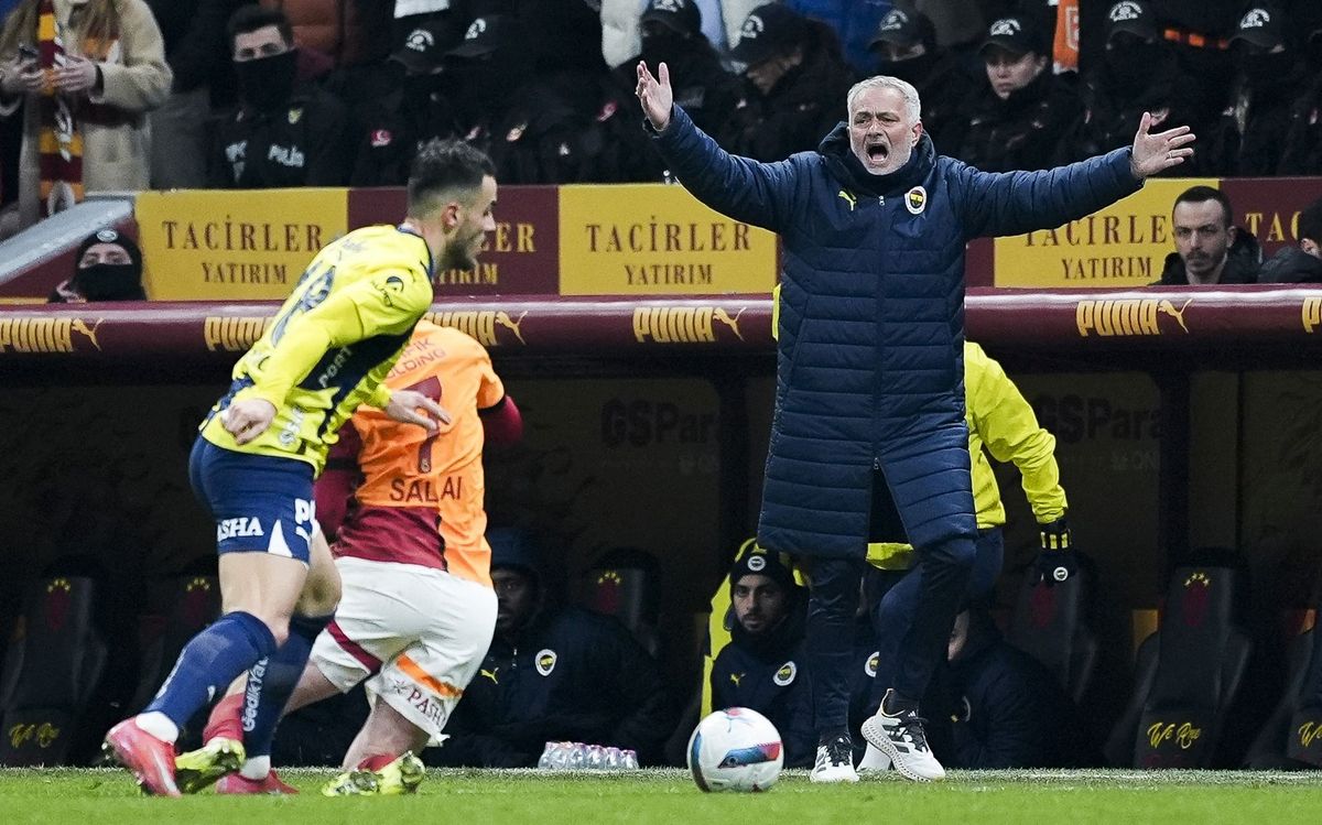 José Mourinho méltatlankodik, Sallai Roland a földre kerül: mindkettő jellemző volt a Galatasaray és a Fenerbahce rangadójára