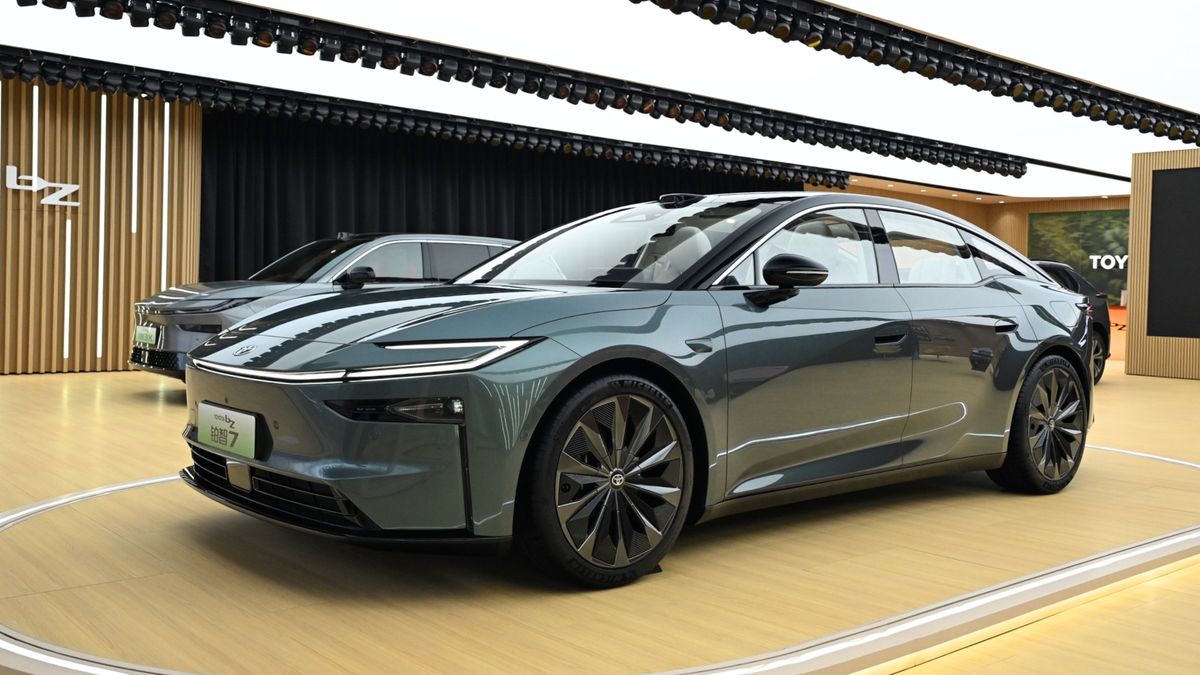 A Toyota megbízhatóságát kínai csúcstechnológiával ötvözi a bZ7-es luxuslimuzin