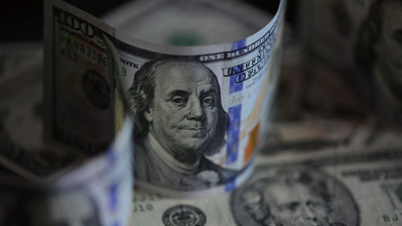 Amerikai dolláros bankjegyek. Könnyen jutottak készpénzhez az emberek Amerikában (Fotó: AFP)