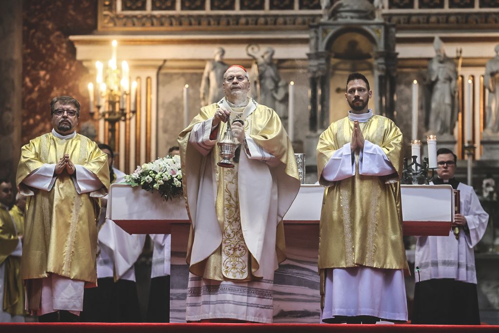 Húsvéti szent mise az esztergomi Bazilikában. A misét Erdő Péter biboros celebrálta.