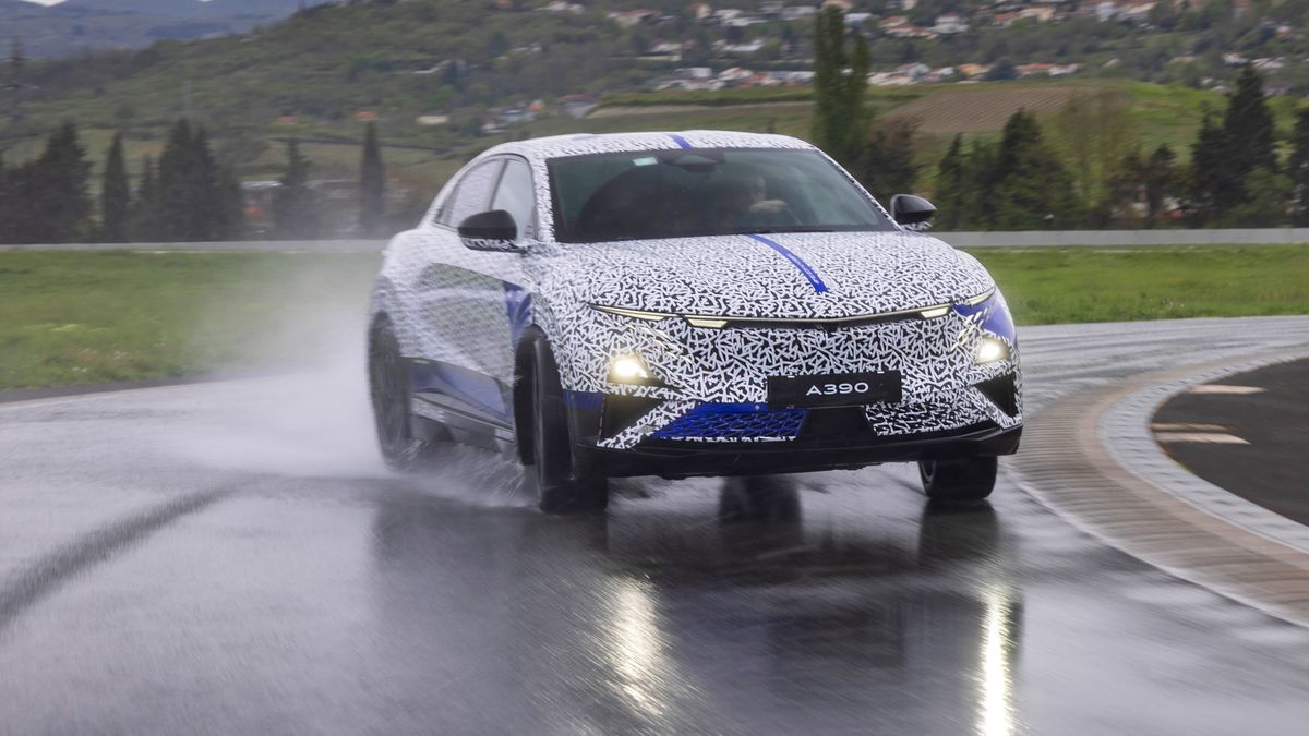 Utolsó köreit futja az Alpine A390 a Michelin tesztközpontjában