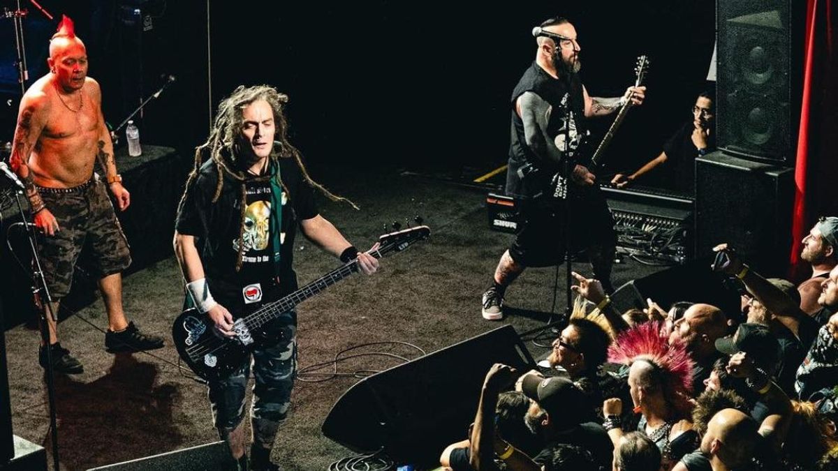 A színpadon kapott infarktust, de ez sem tántorítja el a punk legendáját, hogy fellépjen nálunk