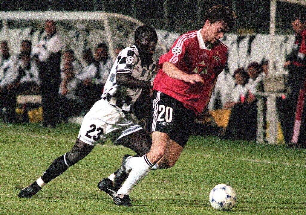 Boavista's Augustine (L) and Rosenborg's Johnsen tackle for the ball during their Champions League match at Bessa stadium in Porto, 14 September, 1999. (Photo by FRANCISCO F. NEVES / LUSA / Lusa via AFP)