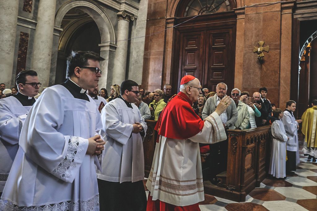 Húsvéti szent mise az esztergomi Bazilikában. A misét Erdő Péter biboros celebrálta.