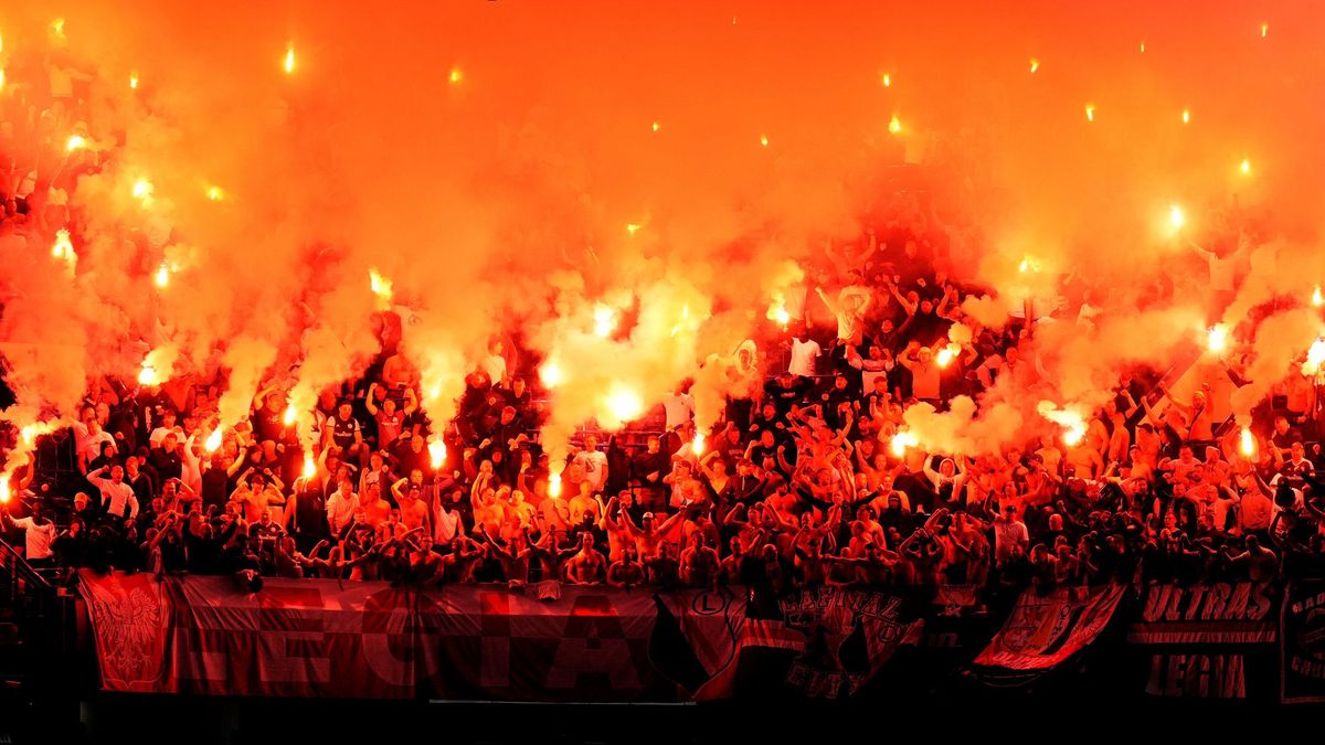 Döbbenetes felvételek, lángba borult a Chelsea stadionja Madonna szeme előtt + videó