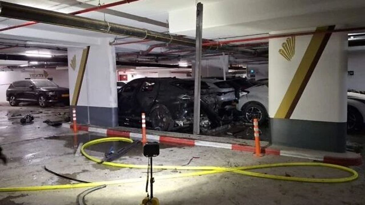 Robbanás egy izraeli parkolóban: egy férfi holttestét találták meg egy kiégett autó mellett