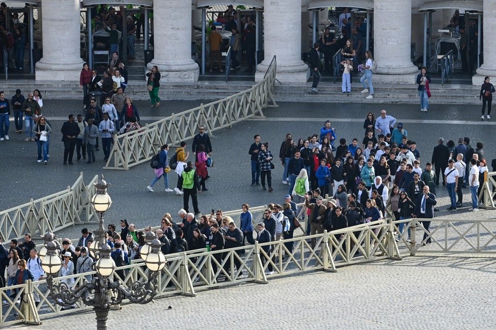 Sorban állnak az emberek a Szent Péter téren, mielőtt megérkezik a néhai Ferenc pápa koporsója (Fotó: AFP)