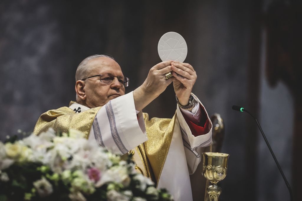 Húsvéti szent mise az esztergomi Bazilikában. A misét Erdő Péter biboros celebrálta.