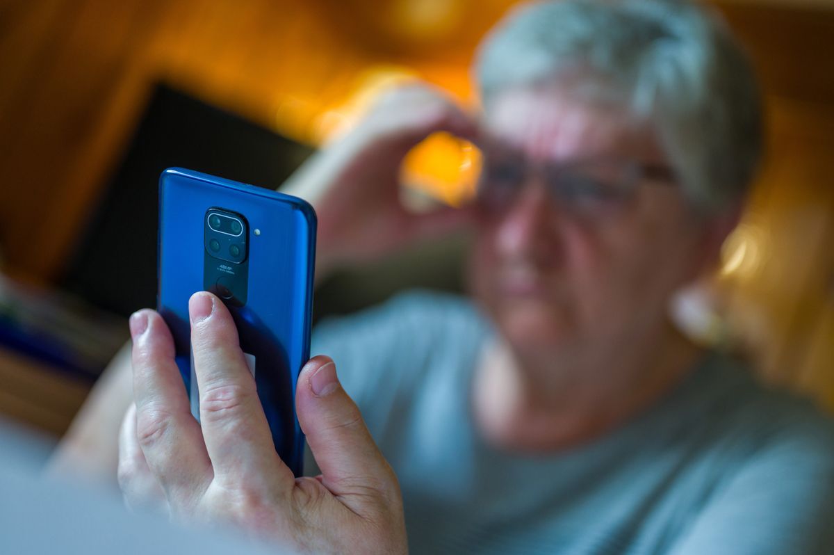 20230622 Budapest
Idősek digitális átverése mobiltelefonon. Illusztráció.
fotó: Németh András Péter NAP Szabad Föld