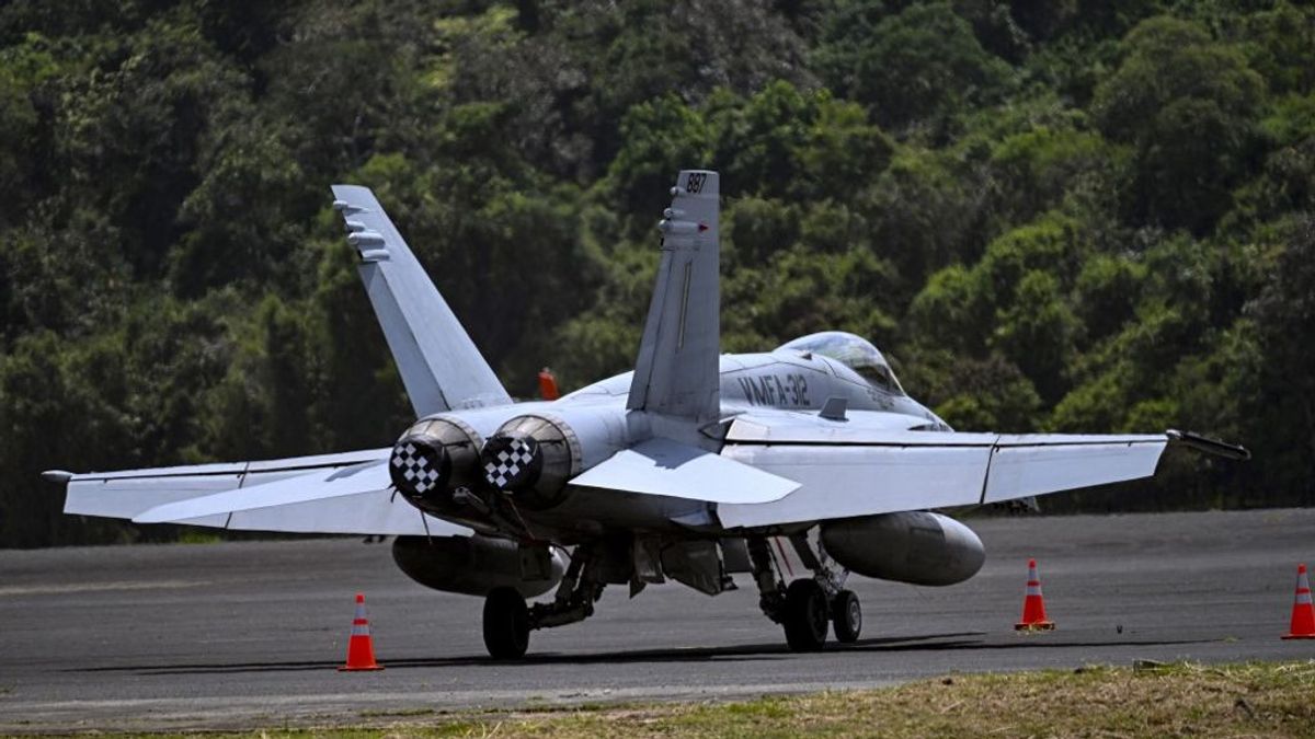 F/A-18-as zuhant a tengerbe + videó