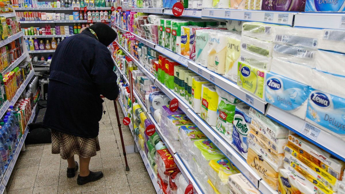 Vecsés, 2016. január 12. A vecsési COOP ABC-ben mutatják be a sertéshús-áfacsökkentést követő árváltozásokat.- illatszer , üdítőital , élelmiszer , kereskedelem , bolt , üzlet , vásárlásidősek , nyugdíjas , szegénység , létminimum , szociális, revízió helyzetfotó: Nagy Béla