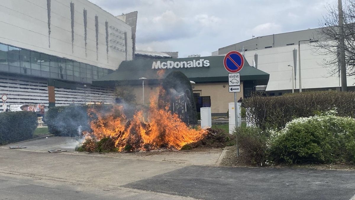 Valaki megpróbálta felgyújtani a miskolci pláza melletti McDonald’s-ot