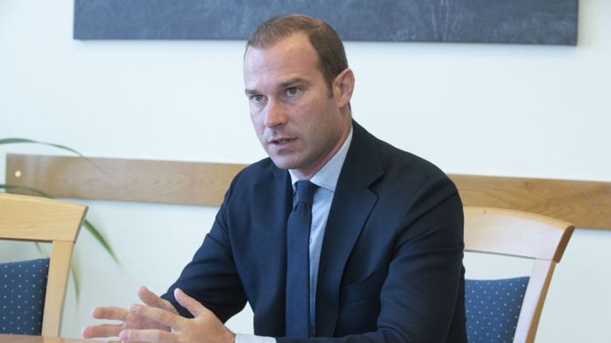 Istvan Hollik: 'Brussels' Peter Is Carrying Out Manfred Weber’s Orders