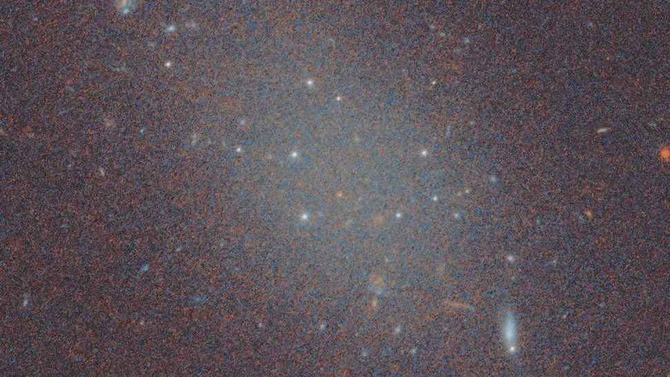 A kísérteties galaxis, az FCC 224 ultradiffúz csillagváros álszínű képe a Hubble-űrtávcső felvételén