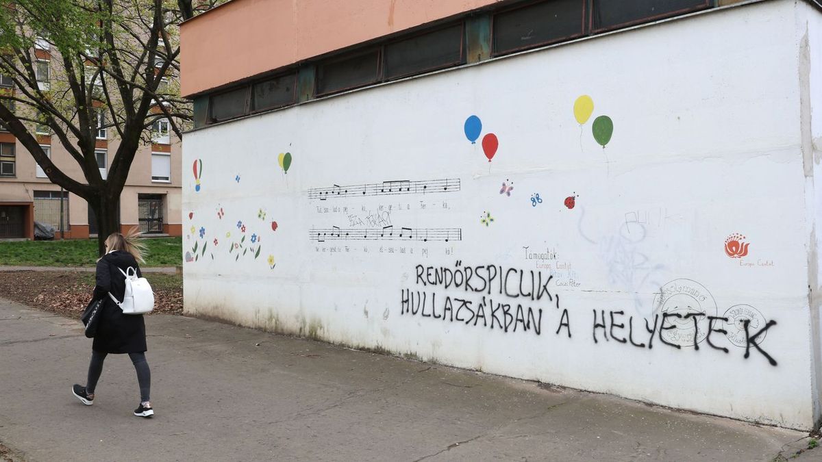 „Rendőrspiclik, hullazsákban a helyetek” – az óvoda melletti épület falán áll a felirat
